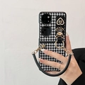 Detalle funda plegable pata de gallo con colgante de corazón dorado y asa de osito - Pata de Gallo (Correa de Cuero Oso) / OPPO Find n2 Flip