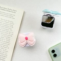 Dettaglio dello specchio per telefono pieghevole con fiocco rosa su libro di moda - Rosa