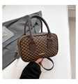 Dettaglio macro di una borsa mini Boston marrone con motivi geometrici e logo JINGPIN - Marrone