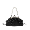Schwarze geraffte Cloud Bag mit Perlengriff und Silberkette aus weichem Kunstleder - Schwarz