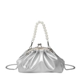 Silberne Abendtasche mit Perlen Griff und Metallkette Schultergurt in Faltenoptik - Silber