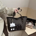 Braune Shopper-Tasche mit Monogramm, Ledergriffen und weißem Plüsch-Anhänger auf Holz - Ohne Anhänger / Braun