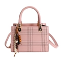 Sac bandoulière rose matelassé en similicuir avec charme de perles en bois sur fond blanc - Avec Ornement / Rose