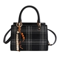 Grand sac cabas noir avec surpiqûres blanches contrastées et pendentif en perles de bois - Avec Ornement / Noir