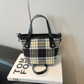 Borsa tote chic in lana a quadri tricolore con manici in pelle nera e tracolla - Quadri Neri Senza Ciondolo