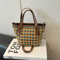 Borsa tote intrecciata con motivo a quadri rossi, gialli e blu e dettagli in pelle marrone - Quadri Gialli Senza Ciondolo
