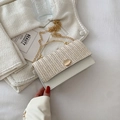 Elegante borsa beige intrecciata con manico tondo dorato e tracolla a catena - Bianco