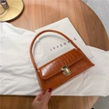 Stijlvolle karamelbruine baguette tas met krokodillenprint en gouden gesp - Tan