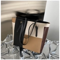 Dettaglio della borsa tote color-block con cuciture a contrasto e tracolle regolabili - Cachi