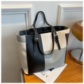 Dettaglio della borsa tote multicolore con cuciture a contrasto e fibbie dorate regolabili - Grigio