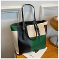 Dettaglio borsa shopper color-block con cuciture a vista e tracolla regolabile - Verde