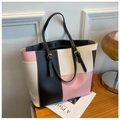 Dettaglio della borsa tote color-block con cuciture rifinite e fibbia dorata regolabile - Rosa