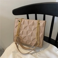Grande borsa shopper trapuntata beige con motivi geometrici e catena dorata - Cachi