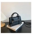 Dettaglio di borsa nera in pelle PU con cerniere decorative e lunghe nappine eleganti - Nero