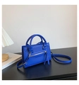 Dettaglio della borsa blu reale con ali a trapezio e nappa sulla cerniera lampo - Blu Elettrico