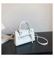 Dettaglio della borsa bianca minimalista con cerniere argentate e trama della pelle - Bianco