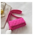 Sac bandoulière matelassé magenta avec motif losange et bandoulière large - Rose rouge