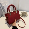 Dunkelrote Handtasche mit Krokodilmuster, gewebtem Griff und goldener Hardware - Rot