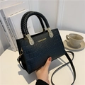 Schicke schwarze Handtasche mit Krokodilprägung, Webgriff und goldenem Logo - Schwarz