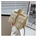 Détail du sac à bandoulière créatif blanc crème en forme de veste avec crochet doré - Blanc