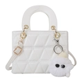 Witte gewatteerde mini handtas met ronde handvatten en een zachte pluche hanger - Met Ornament / Wit