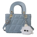 Blauwe gewatteerde handtas van imitatieleer met ruitpatroon en witte pluche hanger - Met Ornament / Blauw