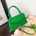 Groene geweven crossbodytas met knoopdetail en gouden beslag voor damesmode - Groen