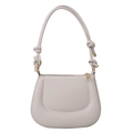 Bolso de hombro beige minimalista con correa anudada y herrajes dorados en fondo blanco - Blanco