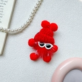 Dettaglio del supporto per telefono in peluche rosso con cappello di maglia e occhiali - Piccolo Diavolo di Peluche-Rosso