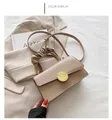 Detail der khakifarbenen Umhängetasche mit gerafftem Griff und goldener Schließe - Khaki