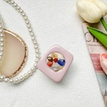 Détail du support de téléphone rose avec pierres précieuses et fenêtre transparente - Rose