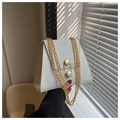 Detailansicht der weißen Trapez-Tasche mit goldenem Sechskantschloss und Kette - Weiß