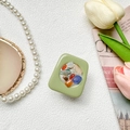 Détail du support de téléphone vert olive avec incrustation de pierres précieuses colorées - Vert