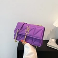 Borsa a tracolla trapuntata viola in ecopelle con fibbia dorata e ciondolo con nappina - Viola