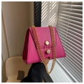 Detail der fuchsiafarbenen Trapez-Tasche mit Goldkette und hexagonalem Metallverschluss - Rosarot