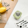 Détail d'un support de téléphone carré vert avec un motif de cœur en damier noir et blanc - Vert
