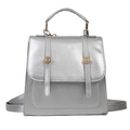 Sac à dos minimaliste en similicuir argenté pour femmes avec boucles dorées, vue de face - Argenté