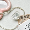 Vue détaillée du collier de perles et support de téléphone transparent sur papier vintage - Support Anneau Irrégulier - Marron Rétro - Tache d'Argent Gris