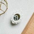 Detailansicht eines weißen Vintage-Barock-Minispiegels mit floralem Relief-Rahmenverzierung - Weißer Ständer-Rahmenspiegel-Weiß