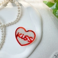 Detalle de soporte para móvil con perlas en forma de corazón y texto KISS rojo - Soporte Corazón Perla-Rojo (KISS)