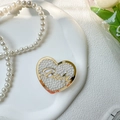 Detalle de soporte para móvil de corazón con perlas y letras Baby doradas en plato cerámico - Soporte Corazón Perla-Oro (Baby)