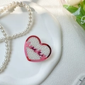 Detalle del soporte móvil corazón rosa Lucky con perlas en bandeja decorativa - Soporte Corazón Perla-Rosa Fucsia (Lucky)
