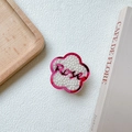 Détail du support téléphone fleur rose avec perles blanches et texte Rose sur blanc - Support Fleur Perle-Rose Vif (Rose)