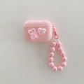 Detalle de funda rosa para AirPods con oso 3D, icono de corazón y correa de muñeca de cuentas - Gato de gelatina de corazón rosa con cadena de cuentas rosa / AirPods Pro
