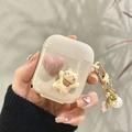 Primer plano funda AirPods crema con gato de la suerte 3D, corazón rosa y perla clave - AirPods Pro / Albaricoque (Corazón de Gato)