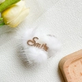 Dettaglio supporto telefono in peluche bianco con logo Smile in oro e strass lucidi - Bordo Argentato a Forma di Cuore