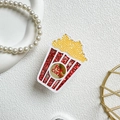 Dettaglio ravvicinato di un supporto creativo per telefono a forma di popcorn con paillettes - Forma a popcorn / Rosso