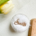 Dettaglio del supporto per telefono in peluche bianca con scritta Smile in strass lucidi - Bordo Argentato Tondo