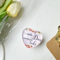 Detailed view of a heart-shaped crystal stand with floral patterns and Spanish text - White Base Stand / Crystal Glass Love Heart Light Pink Flower