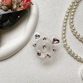 Dettaglio del supporto per telefono a cuore con strass rosa e sfondo romantico di rose - Rosa